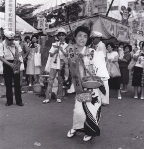 Chindon’ya performer Takada Mitsuko around 1990. Photograph by Yoshioka Shigeru.