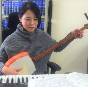Engaged in research on the history of music therapy. Photograph by Song Qi.
