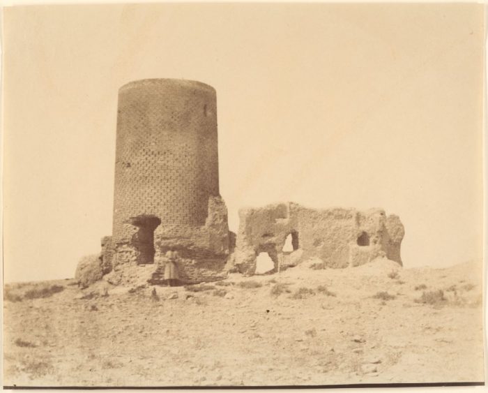 トゥース城跡（イランの東北部）。19世紀半ば、イタリア人の写真家Luigi Pesceにより撮影されたもの。『ルバイヤート』の作者ハイヤームもこのような廃城に触発されて「廃墟と化した城。鳴らなくなった太鼓の音」と嘆いたと思われる。
Ruins of Tus, Khorasan, The Metropolitan Museum of Art.